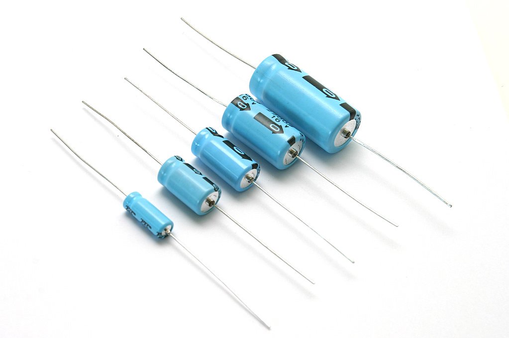  CONDENSATEUR CHIMIQUE AXIAL 22µF 100V