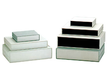 COFFRET ETANCHE ANTIFEU - COUVERCLE GRIS CLAIR AVEC PLAQUES ARRIERES NOIRES 140 x 110 x 35mm