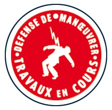 Macaron de consignation. Matière plastique. Fixation par: suspension trou Ø10mm ou magnétisme sur support métallique. Texte ''DE