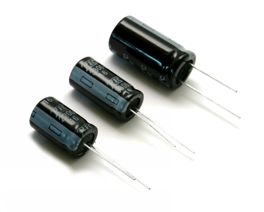 CONDENSATEUR CHIMIQUE RADIAL 105°C Ø18x36mm p.7.5 faible impédance:17mO 